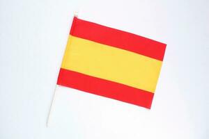 flagga av Spanien på vit bakgrund. design element för latinamerikan dag, konstitution dag. Spanien Europa firande fotboll resa turism begrepp. kopia Plats för text foto