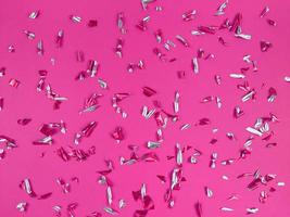 konfetti folie bitar på rosa bakgrund abstrakt festlig bakgrund foto