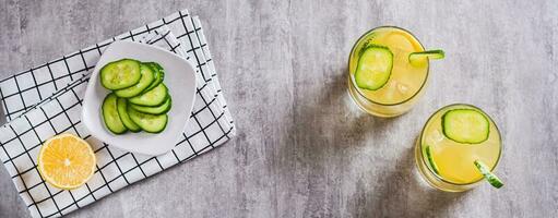 detox sommar citronsaft med citron- och gurka i glasögon på de tabell topp se webb baner foto