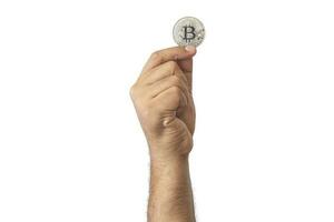 närbild hand av man innehav crypto mynt kopia Plats isolerat på vit bakgrund. blockchain teknologi finansiera i framtida. manlig hand håll bitcoin. begrepp handla om företag, finansiera, handel, ekonomi. foto