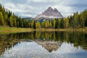 Tre cime di lavaredo toppar och sjö antorno med himmel reflexion i lugna vatten. dolomiter alp berg, belluno provins, dolomiti alperna, Italien foto