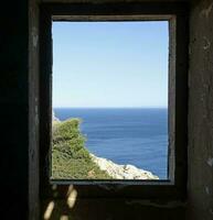 hav se från ett övergiven byggnad på de kust av portugal foto