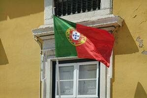 portugisiska flagga vinka i de vind i lissabon foto