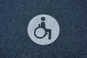 rullstols trafik signal på gatan foto