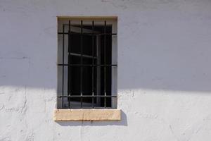 fönster på den vita fasaden av huset