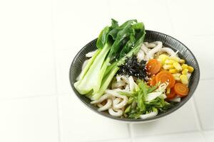 japansk vegan soppa med udon spaghetti foto