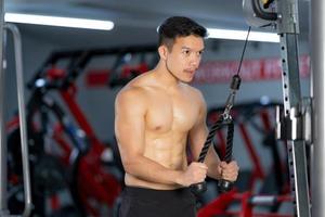 sportig man utbildning gör övning i fitness gym foto