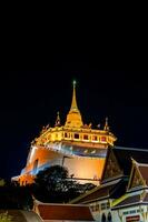 skön solnedgång på gyllene berg phu khao stringtrosa ett gammal pagod på wat saket tempel på januari 29, 2023. de känd destination i Bangkok, thailand. foto