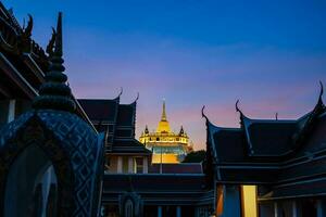 skön solnedgång på gyllene berg phu khao stringtrosa ett gammal pagod på wat saket tempel på januari 29, 2023. de känd destination i Bangkok, thailand. foto
