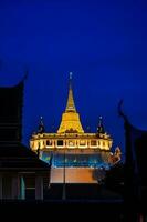 skön solnedgång på gyllene berg phu khao stringtrosa ett gammal pagod på wat saket tempel på januari 29, 2023. de känd destination i Bangkok, thailand. foto