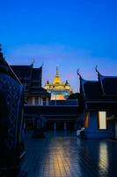skön solnedgång på gyllene berg phu khao stringtrosa ett gammal pagod på wat saket tempel på januari 29, 2023. de känd destination i Bangkok, thailand. foto