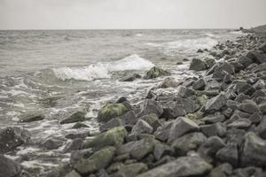 turkosa vågor av ett rasande hav på sommarstranden tapet foto