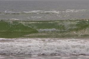 turkosa vågor i ett rasande hav foto