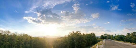cykel på solnedgång, berg, blå himmel. dån damm thapha, sirikit damm uttaradit thailand. foto