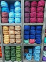 färgade polyester spade poly trådar, för textil- industri, färgad sömnad tråd blanda färg, färgglad bomull garn eller trådar på spole rör foto