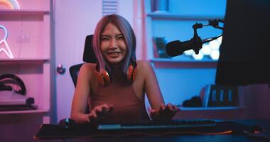 asiatisk ung esport kvinna gamer spela uppkopplad spel på pc foto