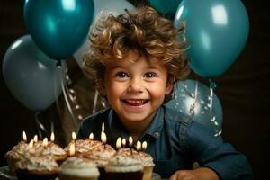 en små Lycklig pojke innehav upp en födelsedag kaka till de kamera. ai genererad foto