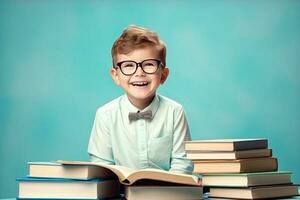 porträtt av en Lycklig barn liten pojke med glasögon Sammanträde på en stack av böcker och läsning en böcker, ljus blå bakgrund. ai genererad foto
