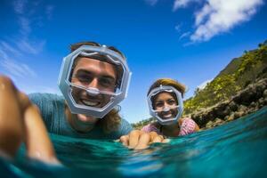 Lycklig par snorkling i en underbar korall rev. ai genererad foto