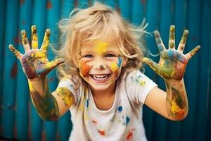 porträtt av en rolig barn flicka visar händer smutsig med måla. ai genererad foto