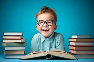 porträtt av en Lycklig barn liten pojke med glasögon Sammanträde på en stack av böcker och läsning en böcker, ljus blå bakgrund. ai genererad foto