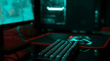 dator spel arbetsplats i mörk rum foto