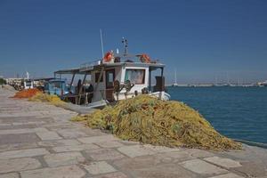 båtar och fisknät redo och förberedda på ön Zakynthos i Grekland