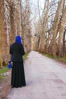 muslimsk kvinna som tycker om utomhus foto