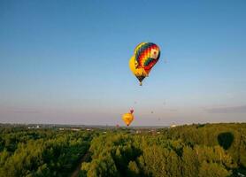 juli 23, 2022 Ryssland, pereslavl-zalessky. aeronautik festival, stor ballonger med korgar flygande över hus och kyrka foto