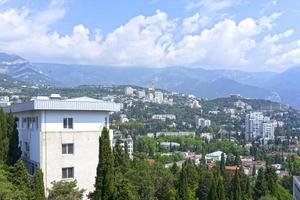stadslandskap med utsikt över byggnader och berg yalta foto