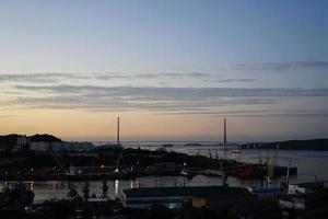 gryning över havsviken med utsikt över ryska bron foto