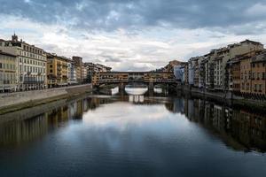 en vy över arno från en bro i Florens