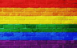 flagga av de HBTQ gemenskap på de bakgrund av en sten vägg. regnbåge symbol av Gay kultur. begrepp collage. illustration symbol av stolthet. foto