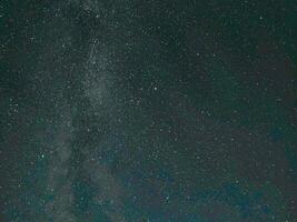 astrofoto tagen med de galax s23 ultra. de starry himmel och de mjölkig sätt galax är synlig i de landsbygden på natt. foto