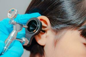 läkare använder sig av ostomoskop foto