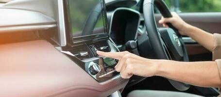 fingret trycker på nödstoppsknappen inne i bilen. säkerhet och transport koncept foto