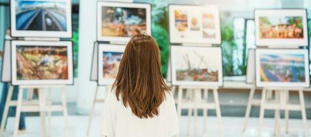 ung kvinna turist ser Galleri utställning. konst , fotografi och museum begrepp foto