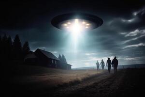 silhuett av en grupp av okänd människor gående mot en flygande fat i de mörk, invasion av utomjordingar. utomjording bortförande, ai genererad foto