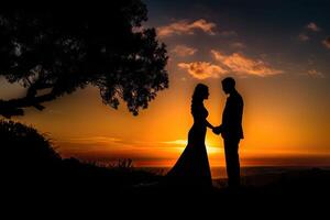 silhuett av en nygifta par på de bakgrund av de miljö Sol, ny bröllop par silhuett med en skinande solnedgång , ai genererad foto