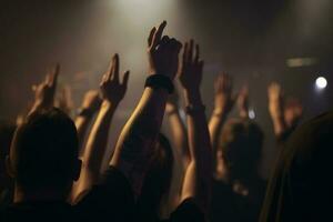 de folkmassan på en konsert, händer Uppfostrad upp i de luft. människors närbild bak- se höjning deras händer, ai genererad foto