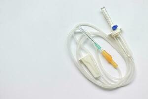 intravenös set, medicinsk Utrustning på vit bakgrund foto