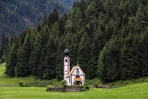 landskapet av dolomiterna med st johns i ranui kapell i santa maddalena italien foto