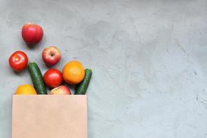 papperspåse grönsaker och frukt foto