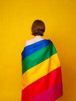 flicka bär regnbåge flagga. begrepp av HBTQ stolthet. ai genererad. foto