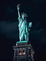 staty av frihet på natt i ny york stad. usa. generativ ai foto