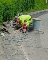 oltre il colle Italien 2023 arbetare vem är om de kablar för de förbindelse av de optisk fiber foto