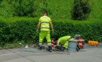 oltre il colle Italien 2023 arbetare vem är om de kablar för de förbindelse av de optisk fiber foto