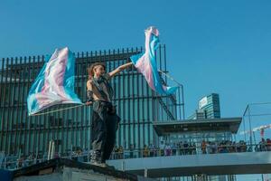 transsexuell flicka protesterar förbi vinka de flagga för kön frihet foto