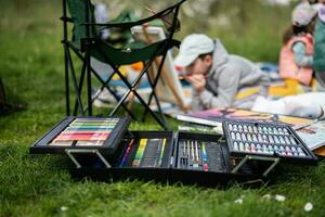 teckning uppsättning utomhus- på picknick filt målning på trädgård vår parkera, avslappning. foto