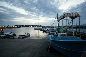 fiske båtar i de hamn av nessebar, bulgarien. foto